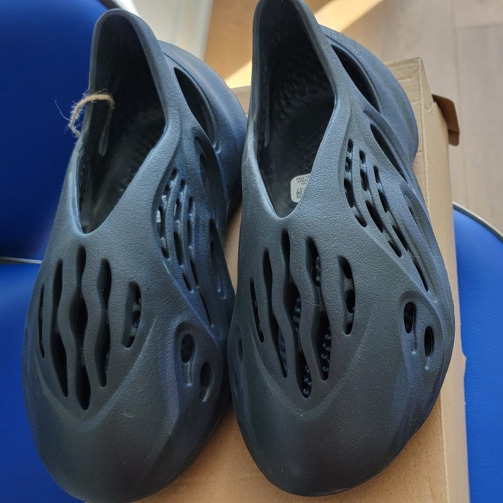 Brand New Yeezy Foam Runners Size 6 men is a size 7 women